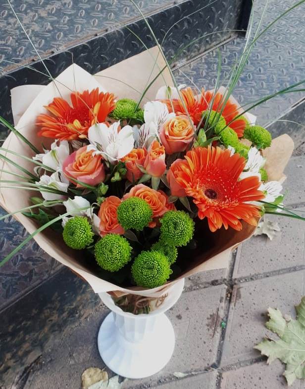 Букет огненно-рыжий в Наурской Букет цветов из: Герберы, Хризантемы, Альстромерии и Розы в Наурской