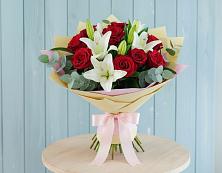 Букет Элегантная гармония в Наурской Букет цветов из:  Лилии и Розы в Наурской