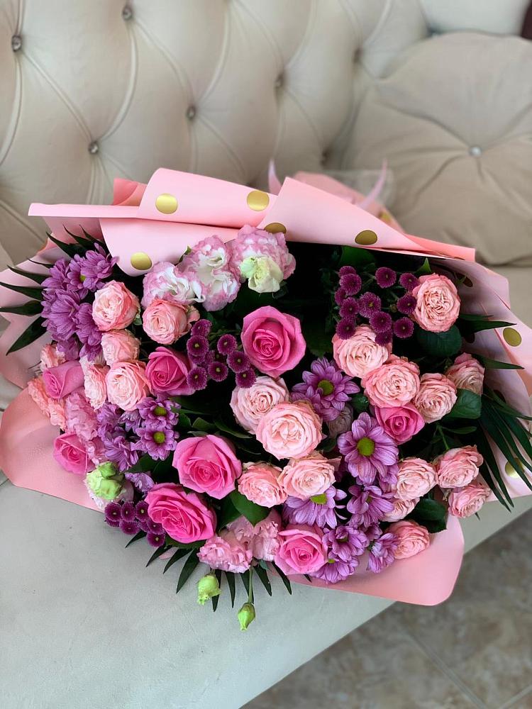 Букет Ваше величество в Наурской Букет цветов из: Хризантемы, Розы и Лизиантусы в Наурской