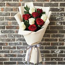 Букет красно-белые розы в Наурской Букет цветов из:  Розы в Наурской