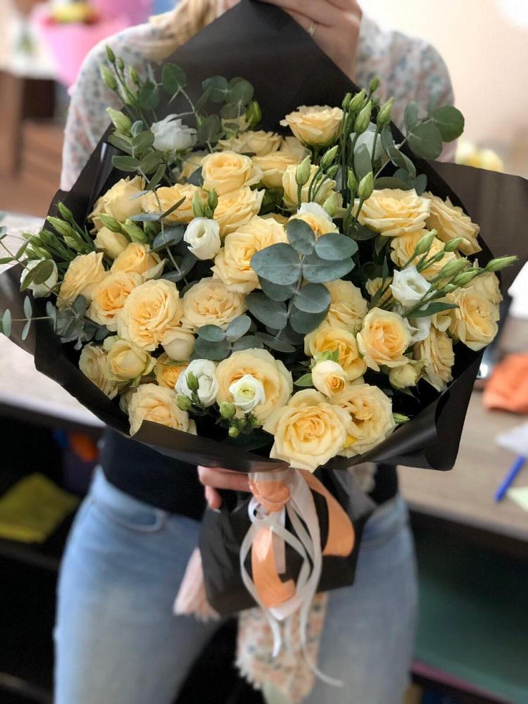 Букет птица счастья в Наурской Букет цветов из: Розы и Лизиантусы в Наурской