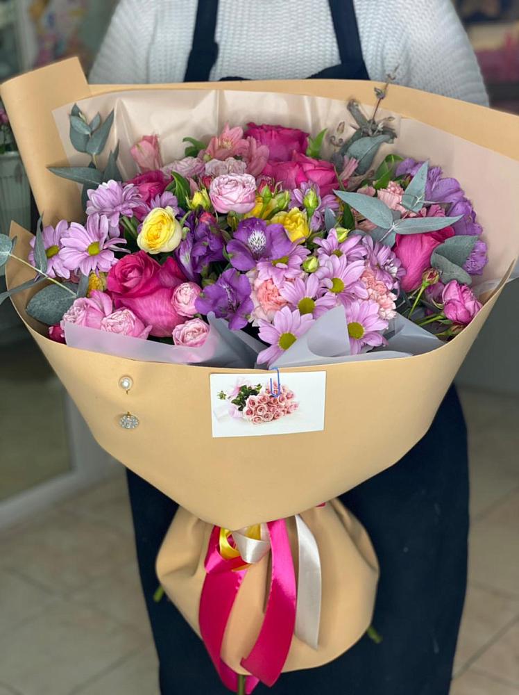 Букет вдохновленный любовью в Наурской Букет цветов из: Хризантемы, Гвоздики и Альстромерии в Наурской