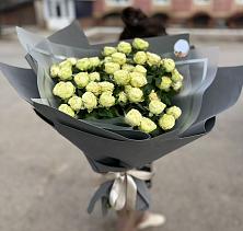 Букет Белые кустовые розы Солинеро в Наурской