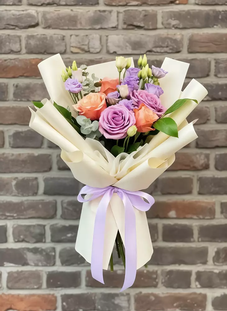 Букет цветочные ноты в Наурской Букет цветов из: Лизиантусы и Розы в Наурской