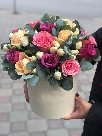 Цветочная композиция из Розы в шляпной коробке в Наурской