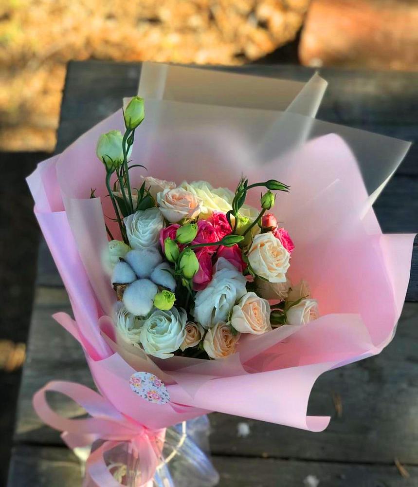 Букет цветочный коктейль в Наурской Букет цветов из: Розы и Лизиантусы в Наурской