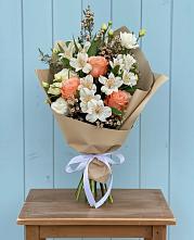 Букет яркий комплимент в Наурской Букет цветов из:  Альстромерии, Лизиантусы, Розы и Хризантемы в Наурской