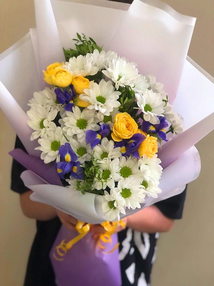 Букет солнечный привет в Наурской Букет цветов из: Ирисы, Хризантемы и Розы в Наурской