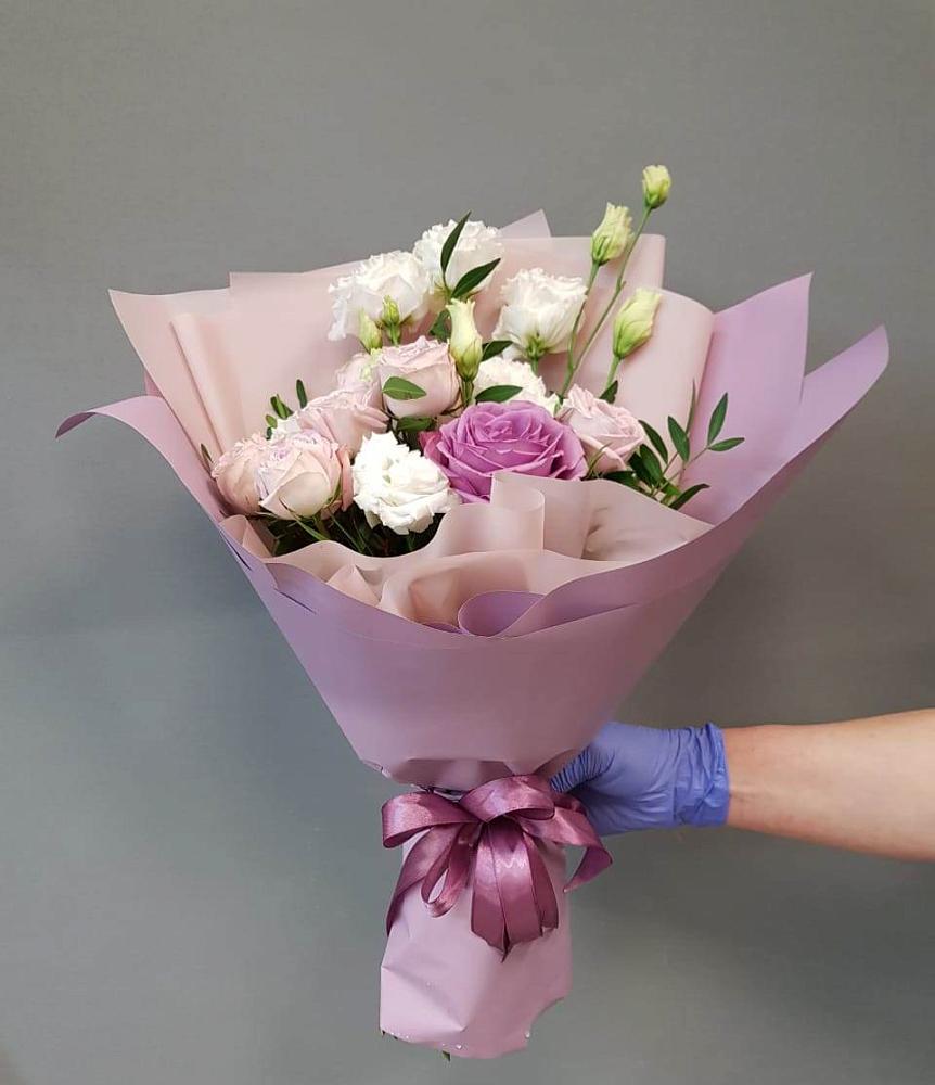 Букет Легкое дыхание в Наурской Букет цветов из: Розы и Лизиантусы в Наурской