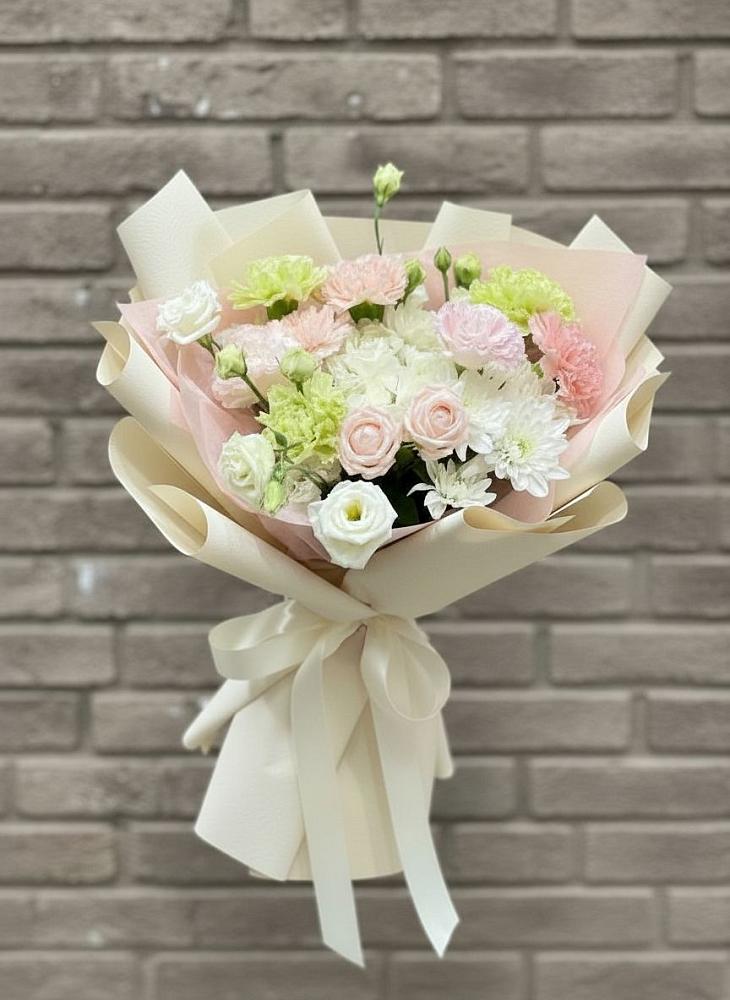 Букет Трепет мечты в Наурской Букет цветов из: Гвоздики, Розы, Лизиантусы и Хризантемы в Наурской