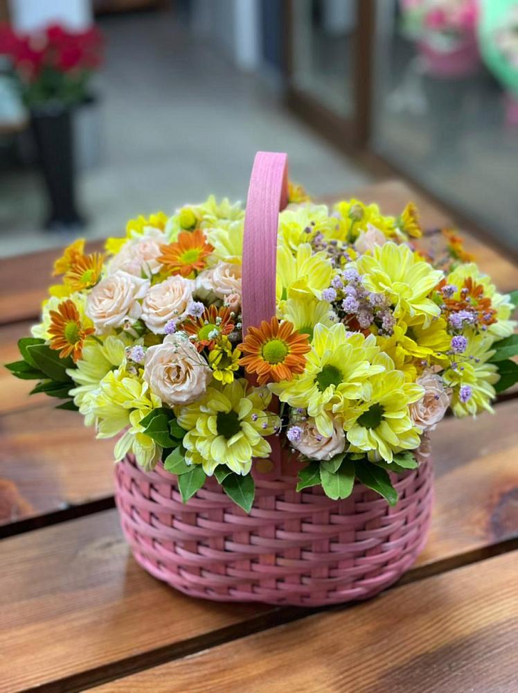 Композиция цветы лета в Наурской Цветочная композиция из Хризантемы и Розы в корзине в Наурской