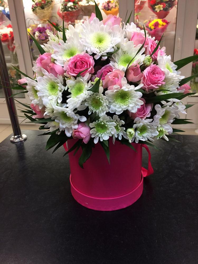 Композиция грация в Наурской Цветочная композиция из Розы и Хризантемы в шляпной коробке в Наурской