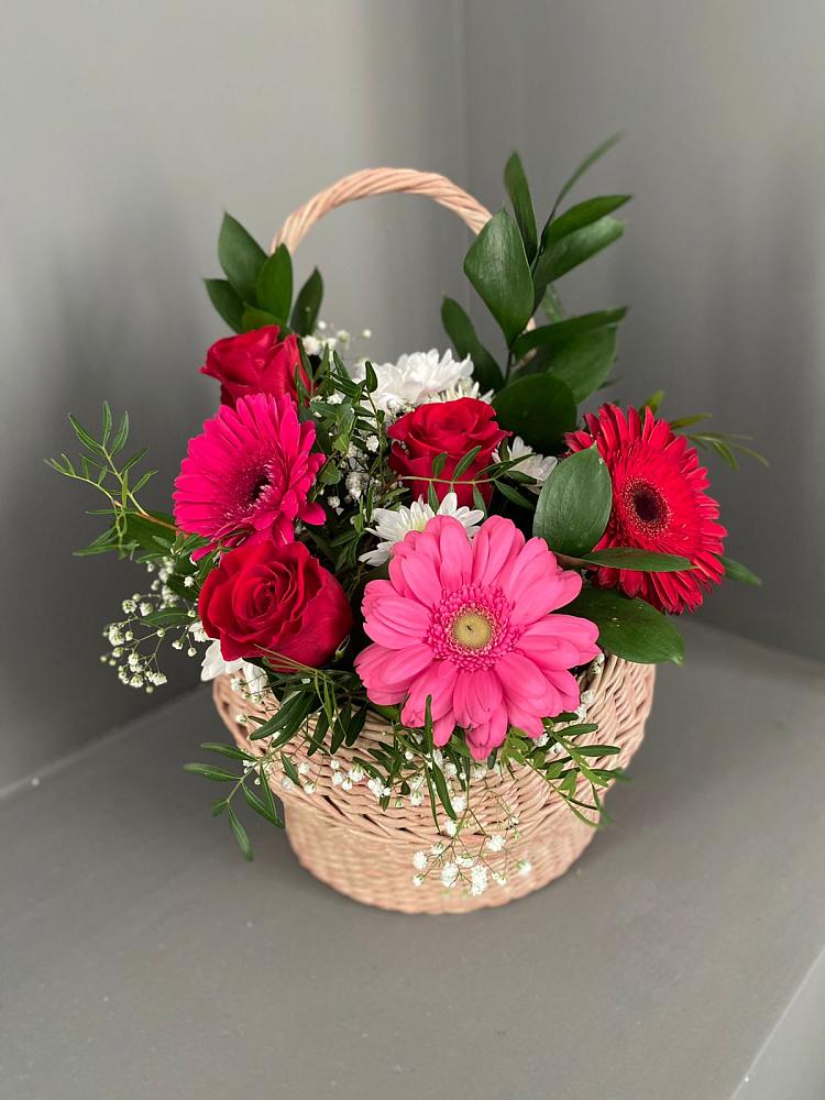 Композиция радостное событие в Наурской Цветочная композиция из Розы, Хризантемы и Герберы в корзине в Наурской