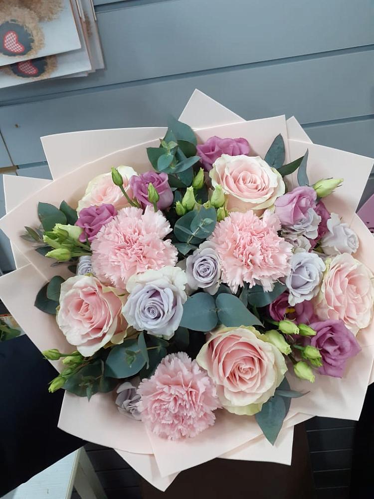 Букет обаятельный в Наурской Букет цветов из: Розы, Гвоздики и Лизиантусы в Наурской