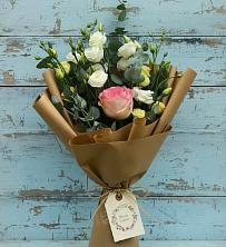 Букет нежный привет в Наурской Букет цветов из:  Розы и Лизиантусы в Наурской