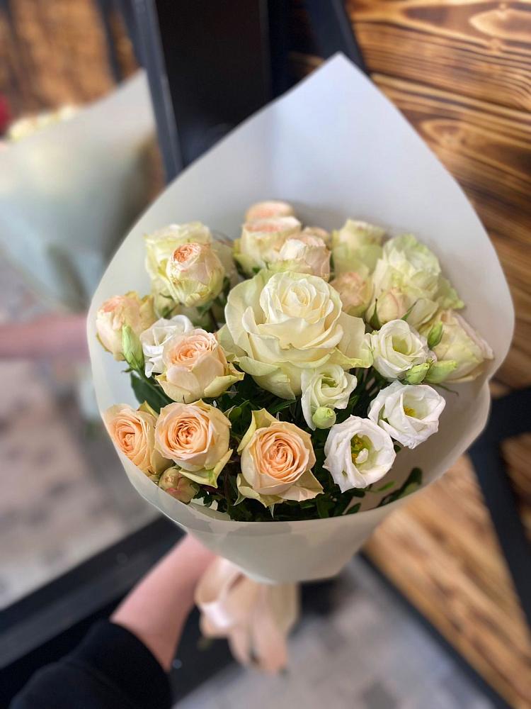 Букет Летний бриз в Наурской Букет цветов из: Розы и Лизиантусы в Наурской